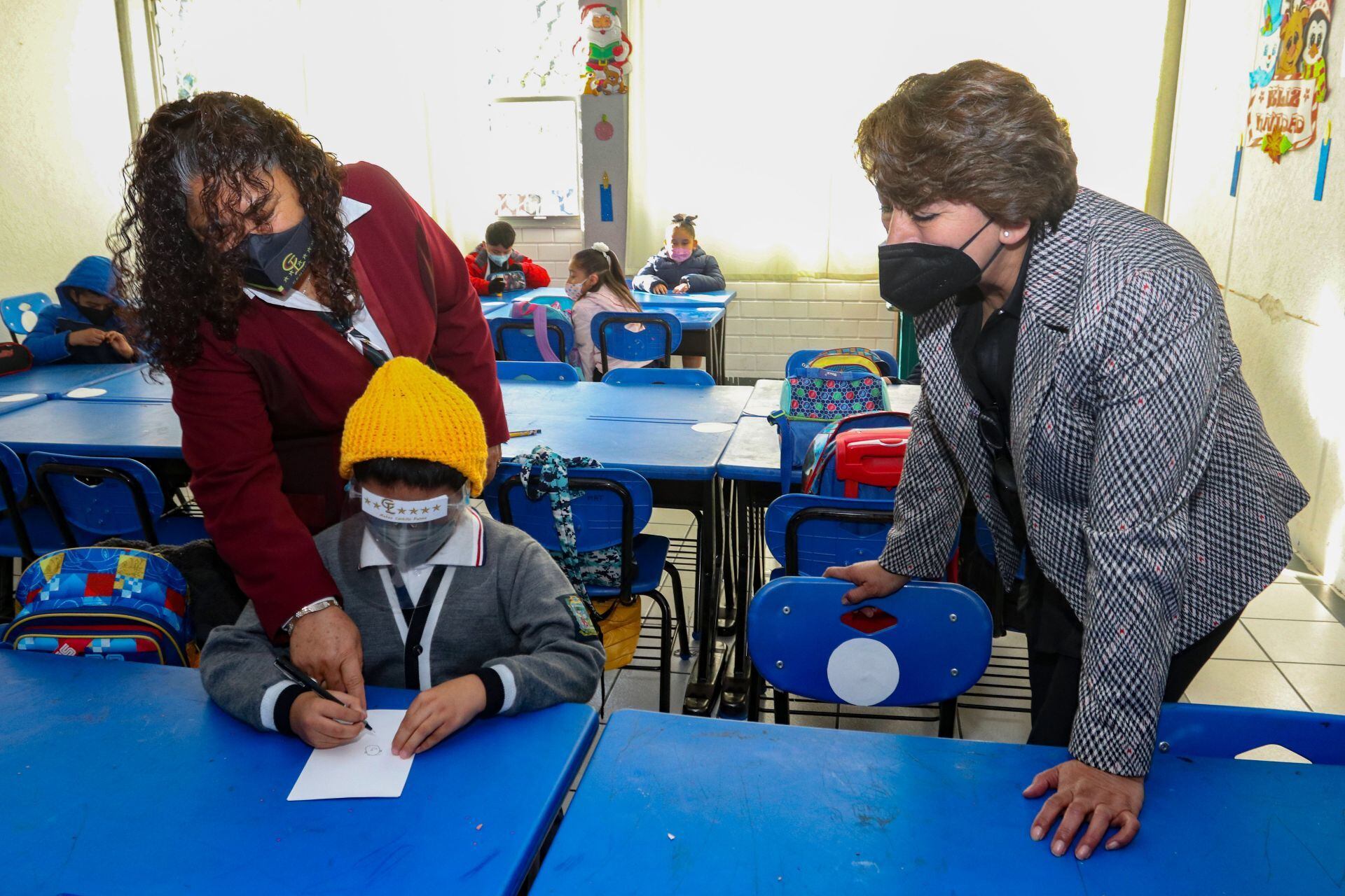 Maestra y la secretaria Delfina Gómez en el regreso a clases