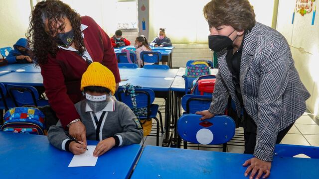 Maestra y la secretaria Delfina Gómez en el regreso a clases