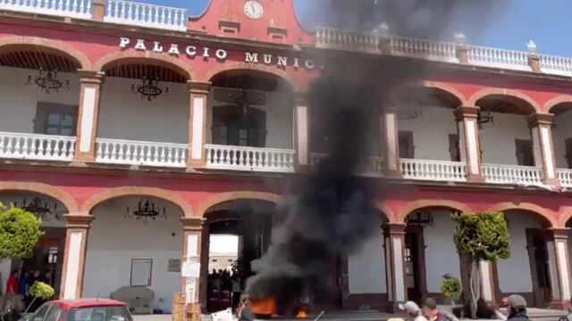 Habitantes de Otumba, Estado de México, prenden fuego afuera del palacio municipal en protesta por falta de apoyo para combatir incendio forestal