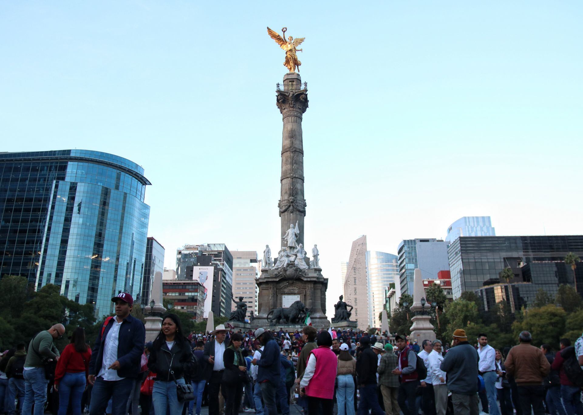 Personas en el Ángel de la Independencia para la Marcha de AMLO