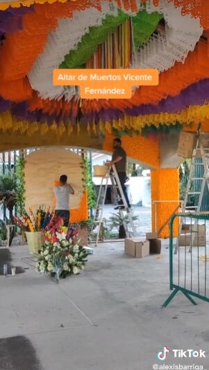Artesanos trabajando en el altar de muertos a Vicente Fernández