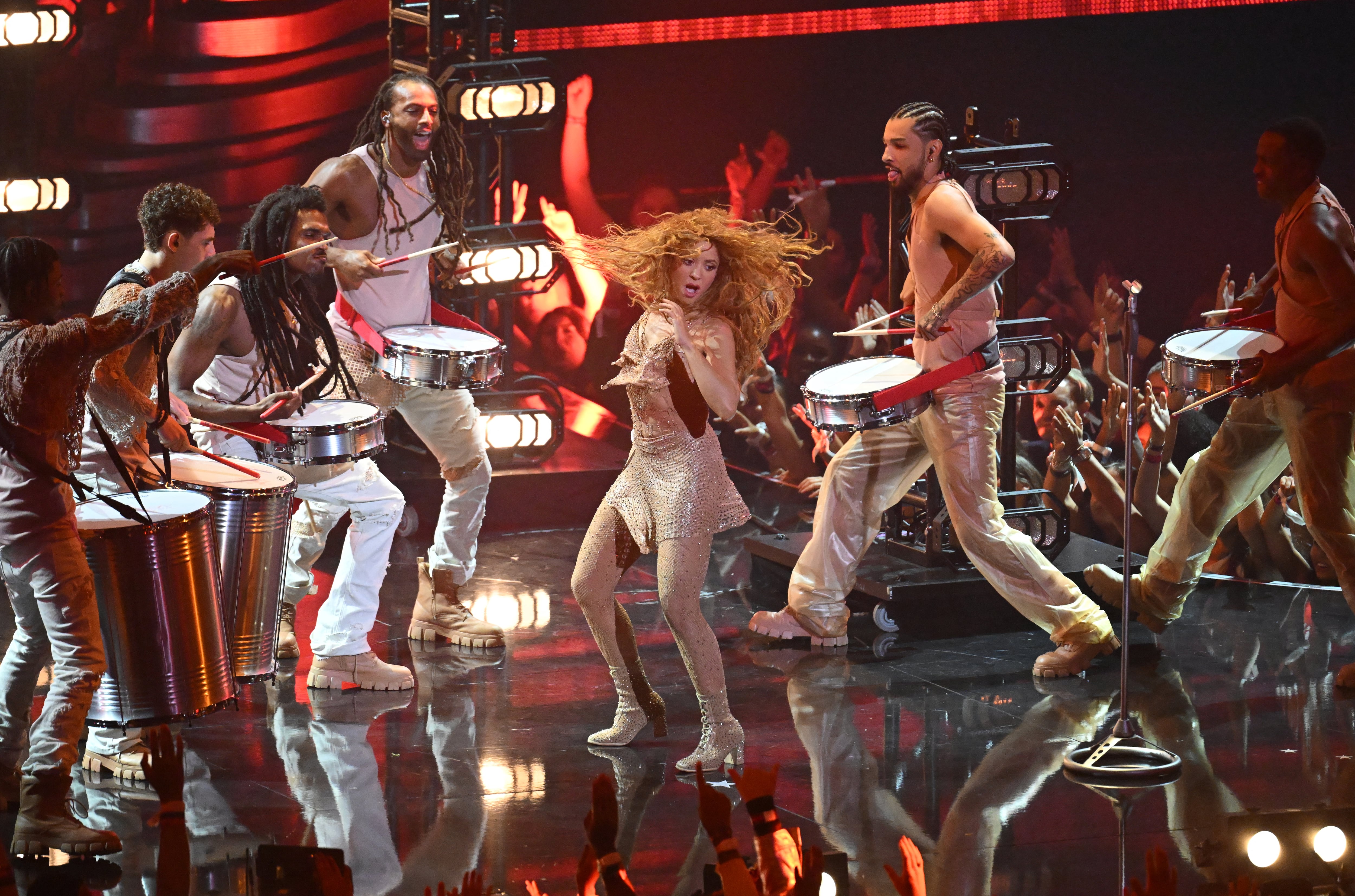 ¿Shakira es bruja? La acusan de hacer un ritual en MTV Music Awards 2023 por x razones