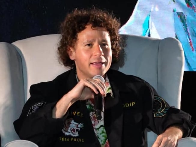 Luisito Comunica comparte experiencias de emprendimiento en la UPSLP.