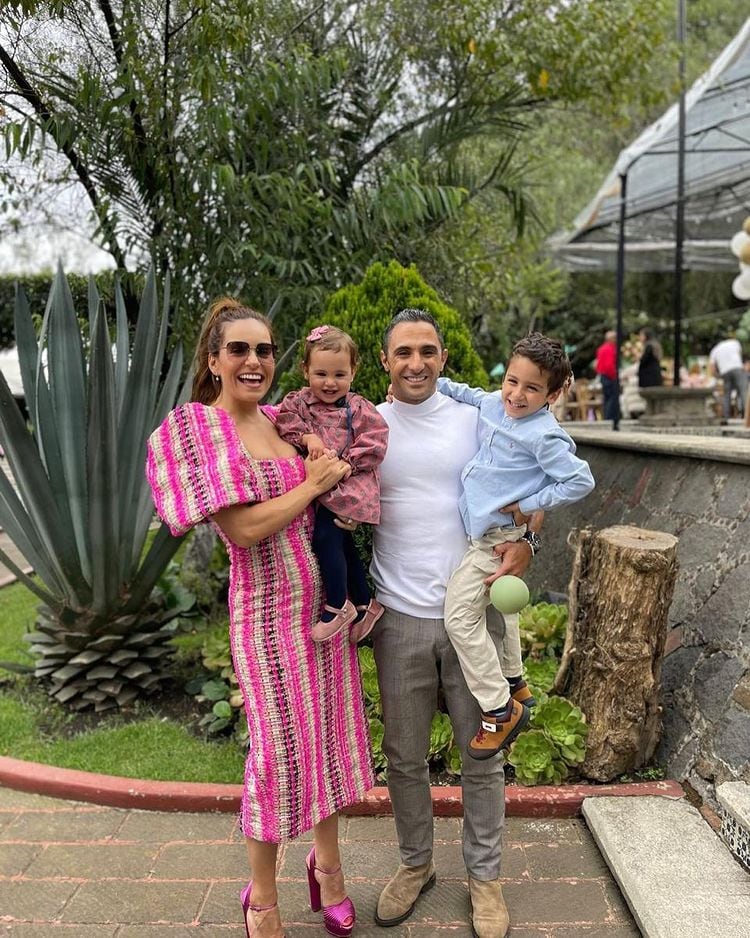 Tania Rincón y Daniel Pérez con sus hijos.
