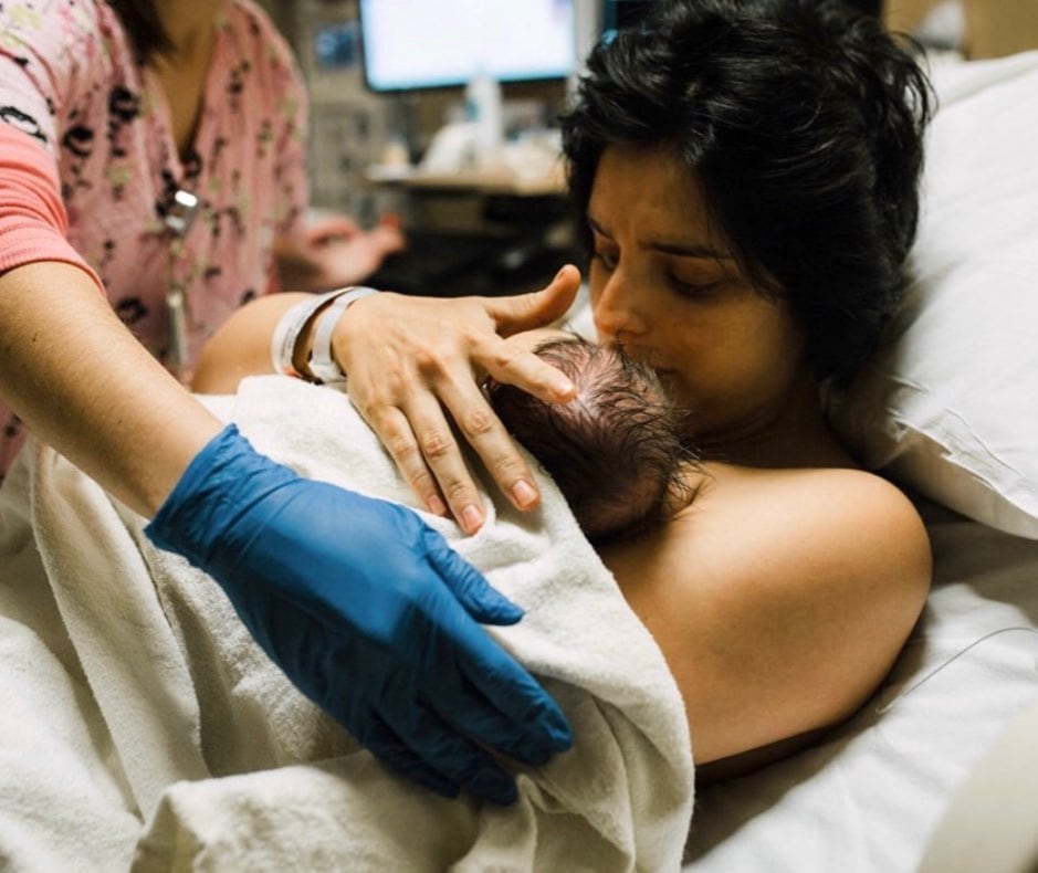 Aislinn Derbez comparte fotos inéditas de su parto