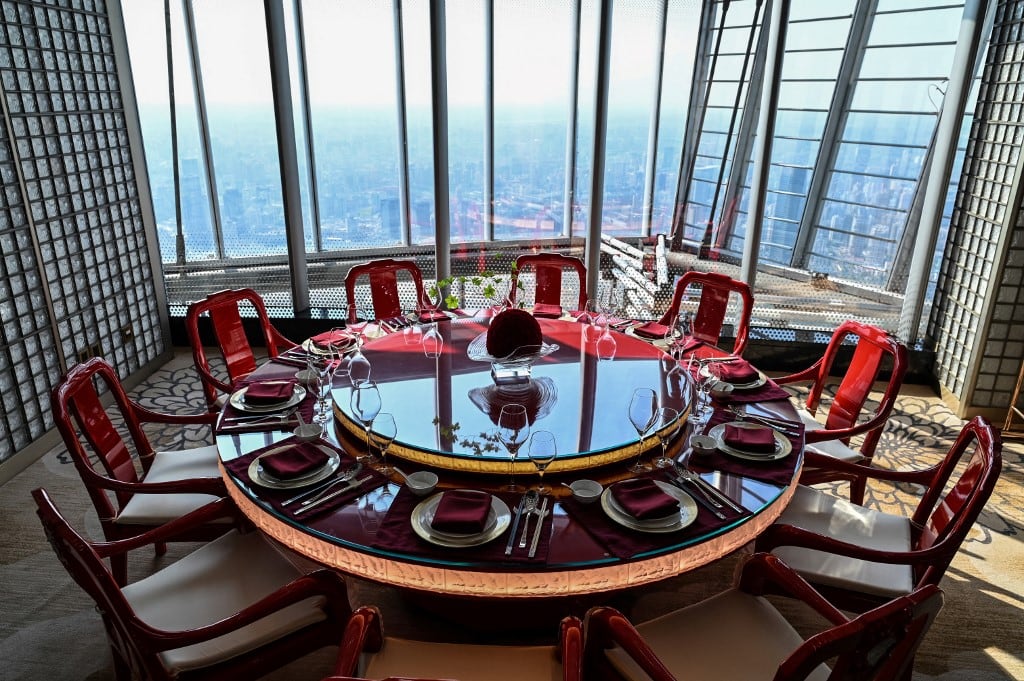 Inauguran hotel en el rascacielos más alto de Shanghai, China.