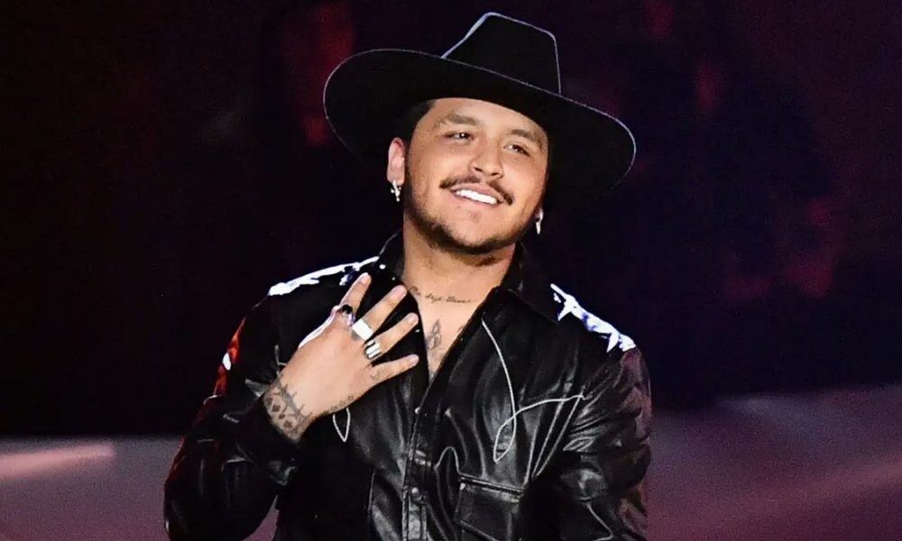 Christian Nodal cantante.