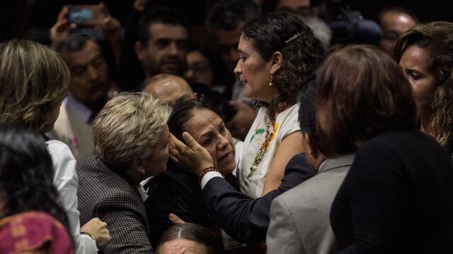 La legisladora federal tuvo que ser asistida por sus compañeras al enterarse de la noticia.