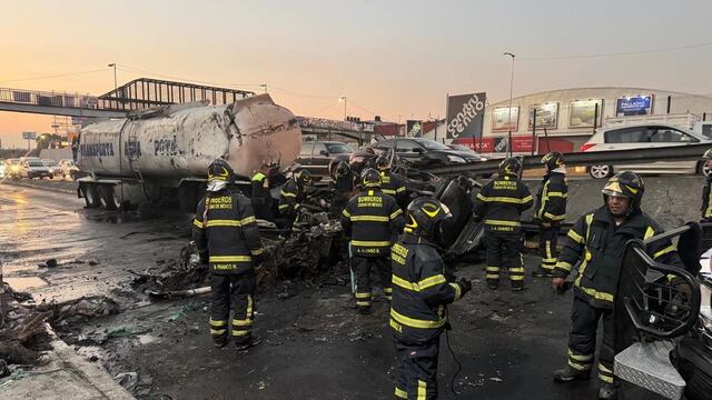 pipa de agua chocó sobre Circuito Interior con dirección a La Raza