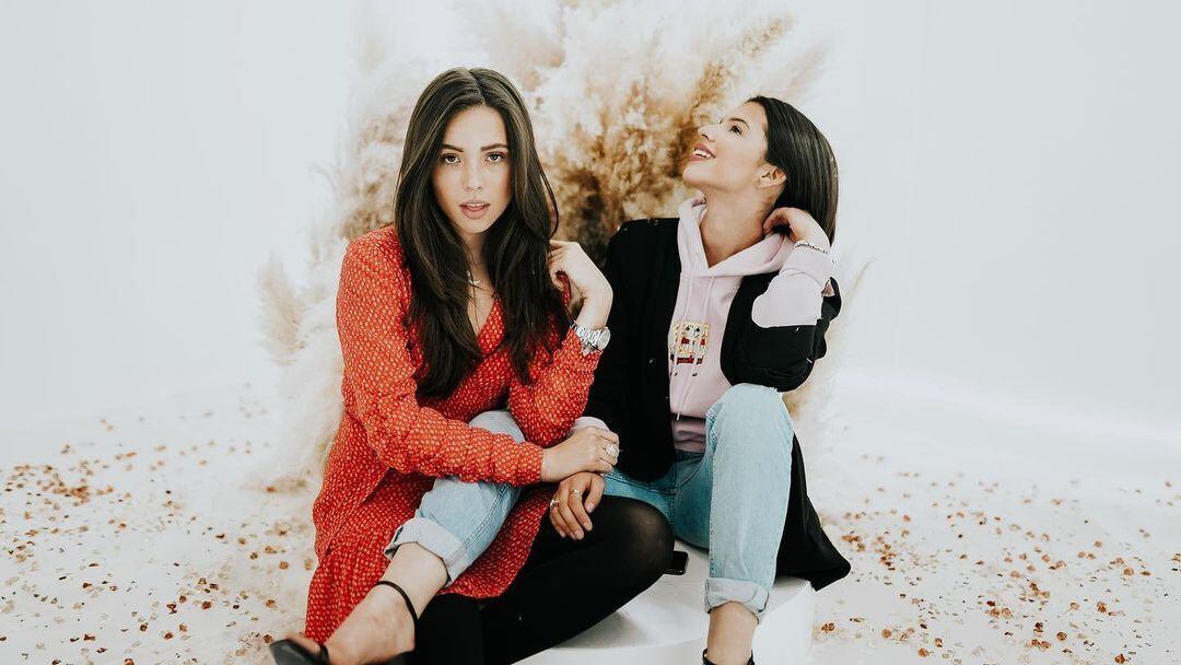 Aneliz y Ángela Aguilar