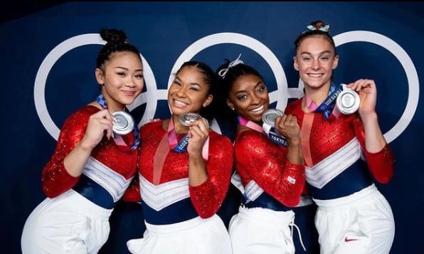 Simone Biles y parte de su equipo