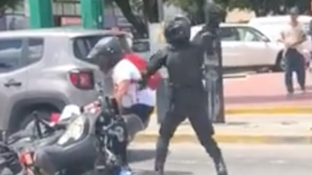 Pelea entre policía y motociclista
