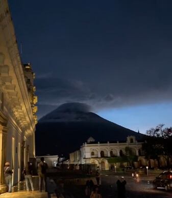 Rayos impactando en el cráter de un volcán
