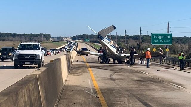Se estrella avioneta en carretera de Texas
