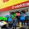 Trabajadores de Banco Azteca hacen paro por compañero desaparecido