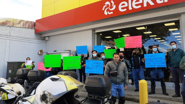 Trabajadores de Banco Azteca
