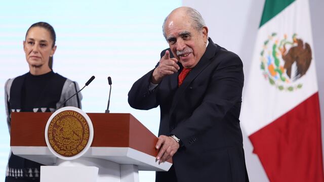 Pablo Gómez, titular de la UIF, responde preguntas de la prensa durante la conferencia matutina