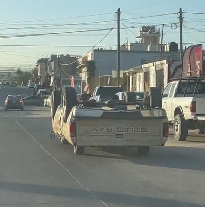 Camioneta que circula al revés rompe la realidad y ahora circula en TikTok