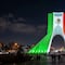 La Torre Azadi se ilumina de verde, blanco y rojo por la Independencia de México