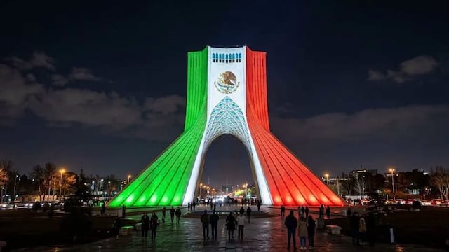 La Torre Azadi se ilumina de verde, blanco y rojo por la Independencia de México