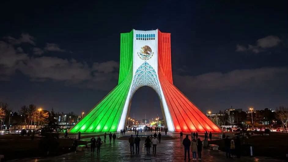 La Torre Azadi se ilumina de verde, blanco y rojo por la Independencia de México