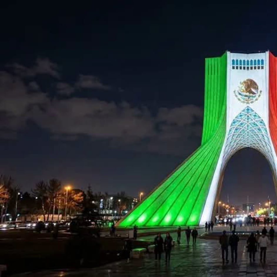 La Torre Azadi se ilumina de verde, blanco y rojo por la Independencia de México