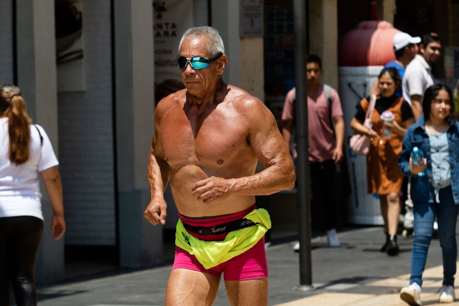 Hombre corre por el Centro Histórico durante la tercera ola de calor en México