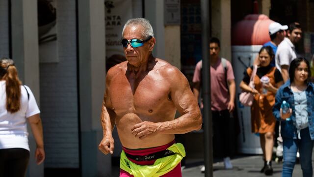 Hombre corre por el Centro Histórico durante la tercera ola de calor en México