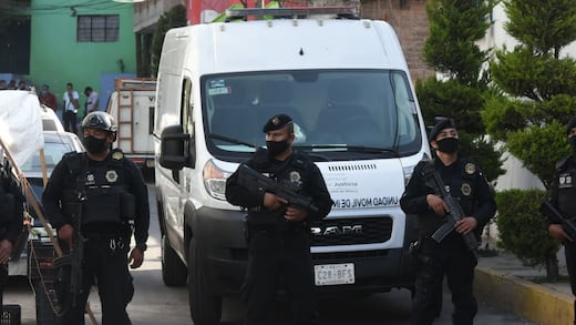 Hallan a mujer muerta dentro de cisterna en Iztapalapa