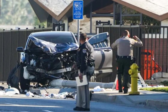 Auto atropella a 25 policías y cinco quedan en estado crítico en Los Ángeles.