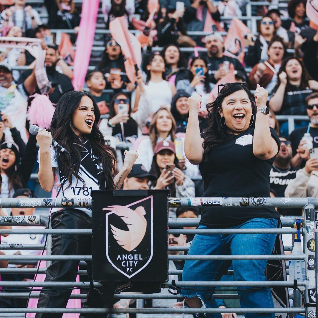 Becky G aparece sin anillo de compromiso.