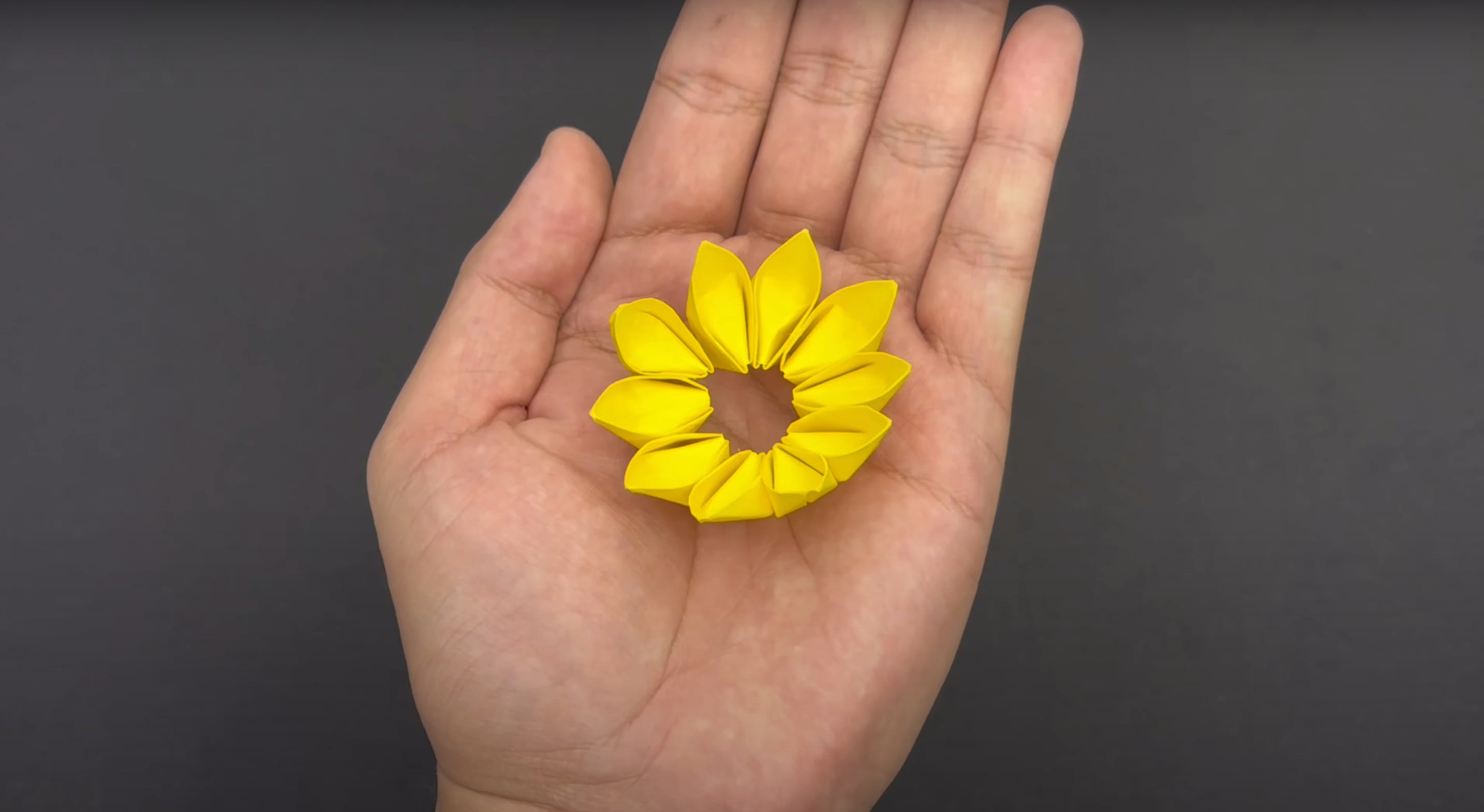 ¿Cómo hacer flores amarillas de papel?