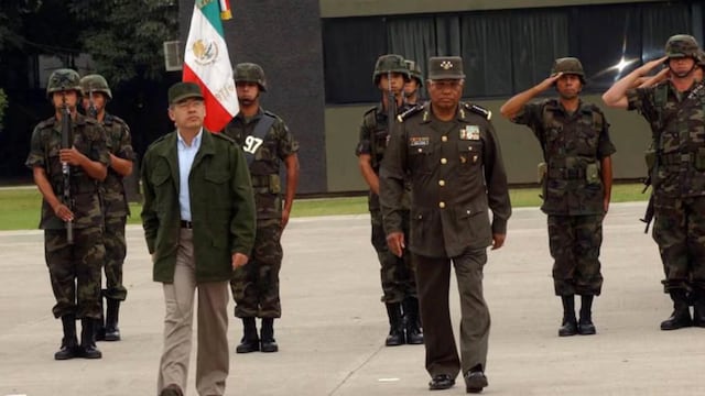 Felipe Calderón vestido de militar en el inicio de la guerra contra el narcotráfico en Michoacán. Foto: Cuartoscuro
