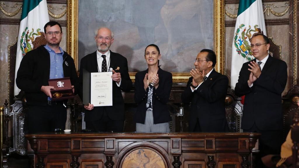 Claudia Sheinbaum entrega las llaves de la CDMX a la familia de Julian Assange