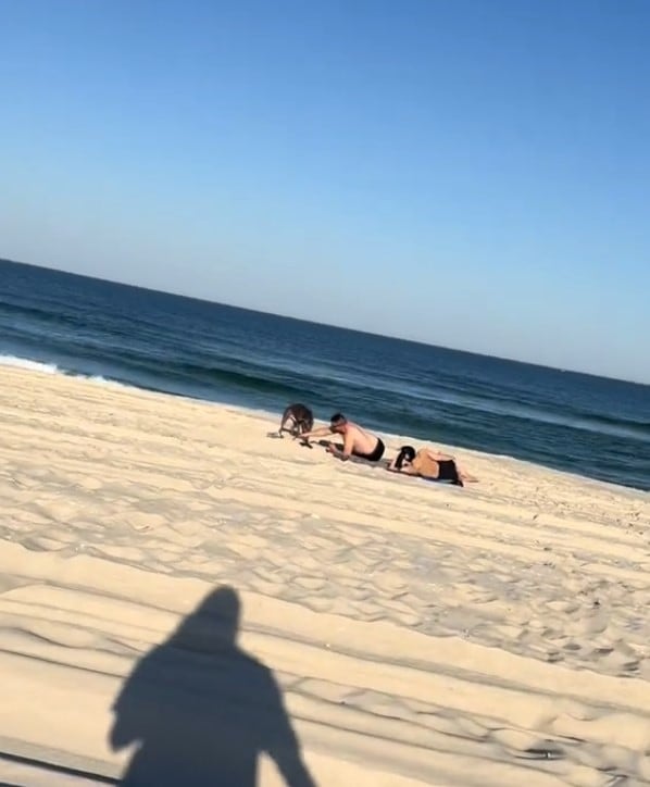 Cacha a su esposo infiel con la amante en la playa y así enfrentó a los descarados