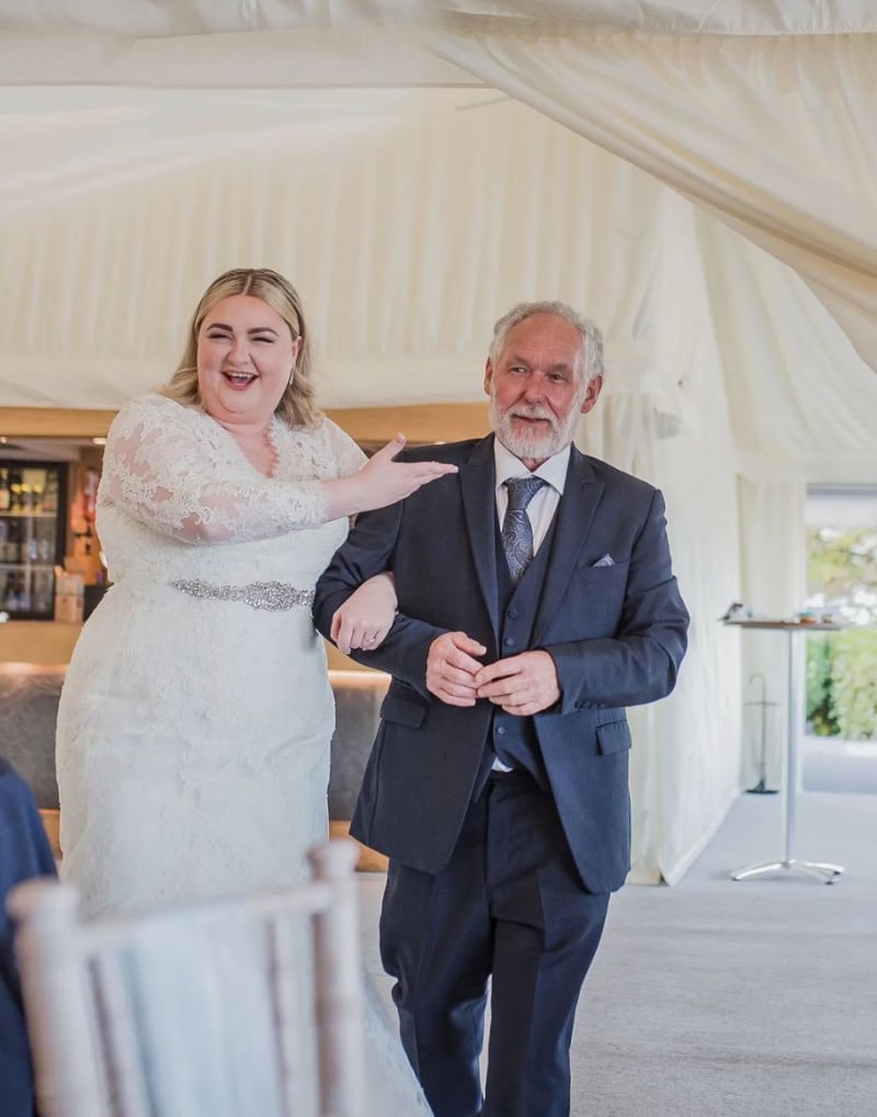 Kayley y su papá en la boda
