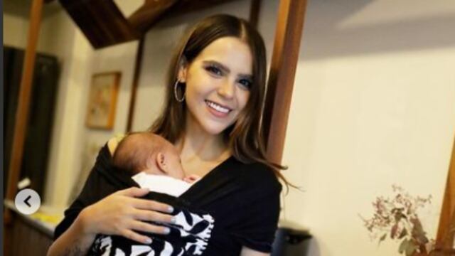 Yuya muestra cómo carga a Mar.