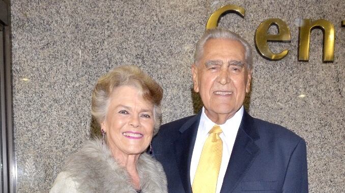 Eric del Castillo le da anillo de compromiso de juguete a su esposa Kate Trillo