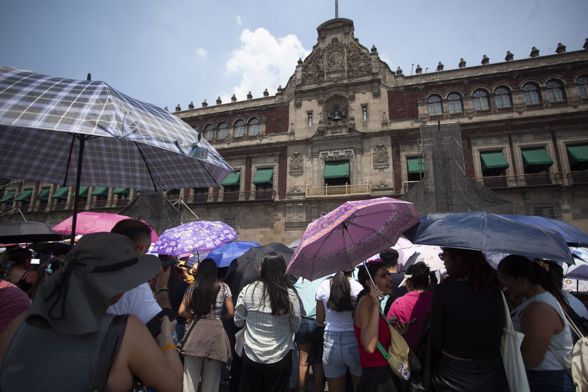 Zócalo se llena de ARMYs: esperan ver a BTS cerca de Palacio Nacional