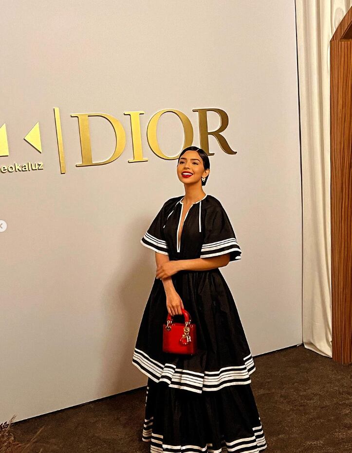 Ángela Aguilar cautiva con su belleza de otra etapa con este elegante vestido