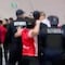 Captan a fan de Chivas dando brutal golpe a policía por la espalda; un fan del América lo terminó atrapando