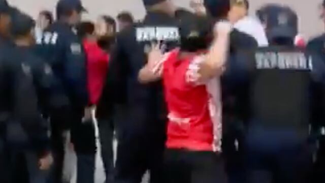 Aficionado de Chivas golpea a policía