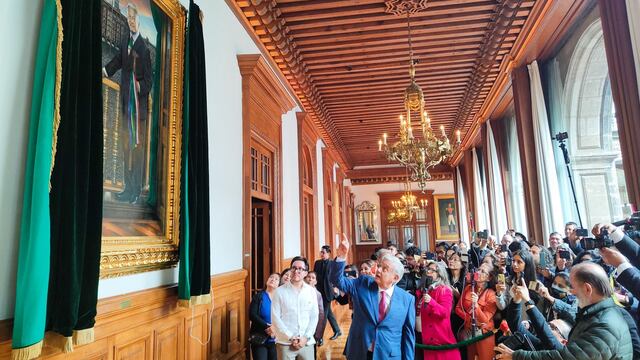 AMLO revela su retrato como presidente de México