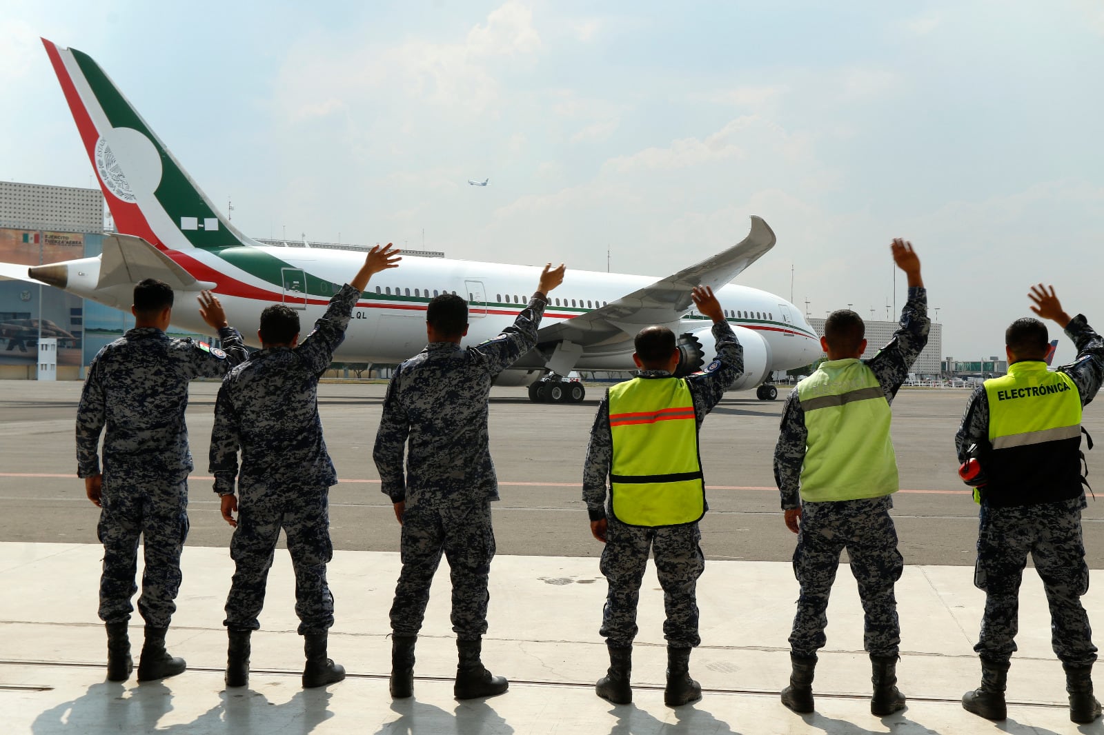 Avión presidencial se despide de México; ya despegó del AICM