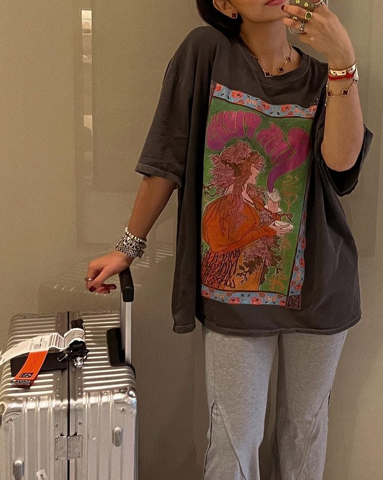 Ángela Aguilar con playera oversize y su maleta.