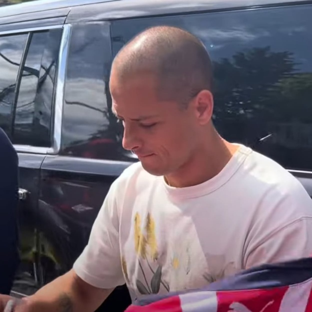 Chicharito Hernández tiene humilde gesto con fans del Club Chivas tras su llegada a Verde Valle