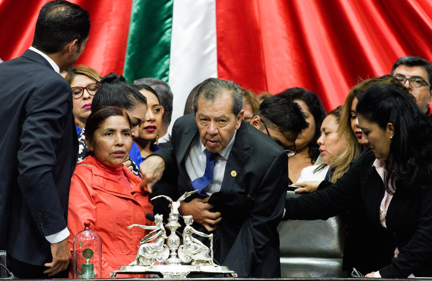 Porfirio Muñoz Ledo anunció su renuncia a la Mesa Directiva de la Cámara de Diputados .