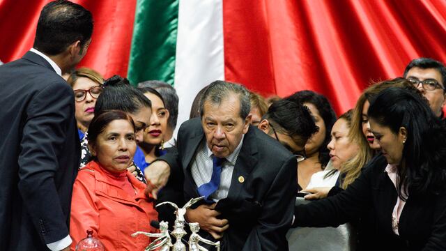 Porfirio Muñoz Ledo anunció su renuncia a la Mesa Directiva de la Cámara de Diputados tras un debate de más de 6 horas donde fue descalificado por legisladores de oposición.