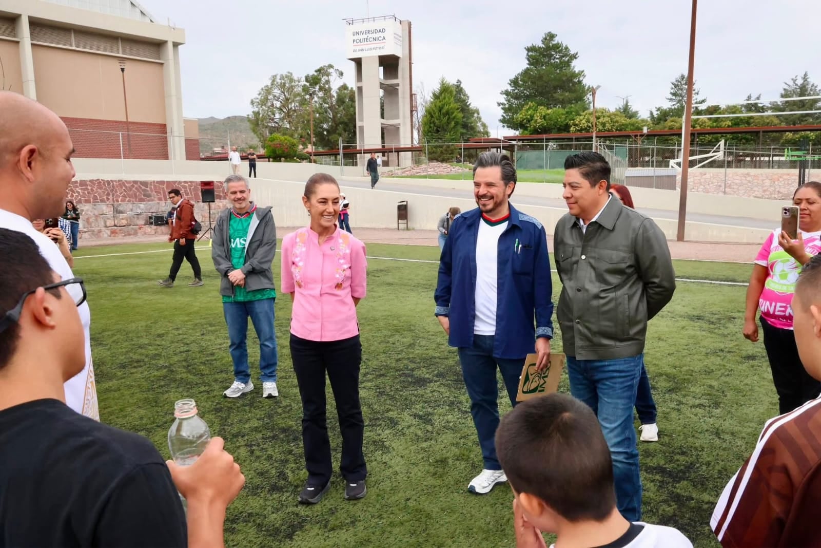 Leonas de la Politécnica y Tuneros de SLP reciben reconocimiento de Sheinbaum y Gallardo por logro mundialista.