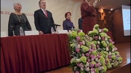 Olga Sánchez Cordero y Marcelo Ebrard entregan carta de naturalización mexicana a Mon Laferte